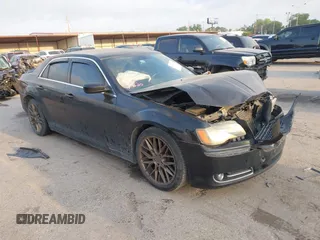 2013 Chrysler 300 S z VIN 2C3CCABT8DH709962, wystawiony jako IAAI lot #42070142 z przebiegiem 156 690 mil mil oraz . Historia ofert i sprzedaży dostępna na DreamBid. Obrazek 1.