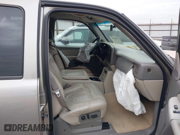 2000 Chevrolet Suburban LT with VIN 3GNFK16TXYG176564, listed as a IAAI auction lot 41785033 with 254,323 mi miles. Bid and sale history available at carsss.com. Image 5.