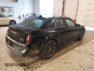 2016 Chrysler 300 S z VIN 2C3CCAGG7GH329401, wystawiony jako IAAI lot #41486084 z przebiegiem 163 942 mil mil oraz . Historia ofert i sprzedaży dostępna na DreamBid. Obrazek 4.