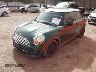 2013 MINI Hardtop z VIN WMWSU3C52DT690373, wystawiony jako IAAI lot #41777229 z przebiegiem 125 190 mil mil oraz . Historia ofert i sprzedaży dostępna na DreamBid. Obrazek 2.