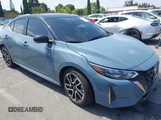2025 Nissan Sentra SR z VIN 3N1AB8DVXSY233950, wystawiony jako IAAI lot #42429684 z przebiegiem 5 114 mil mil oraz . Historia ofert i sprzedaży dostępna na DreamBid. Obrazek 1.