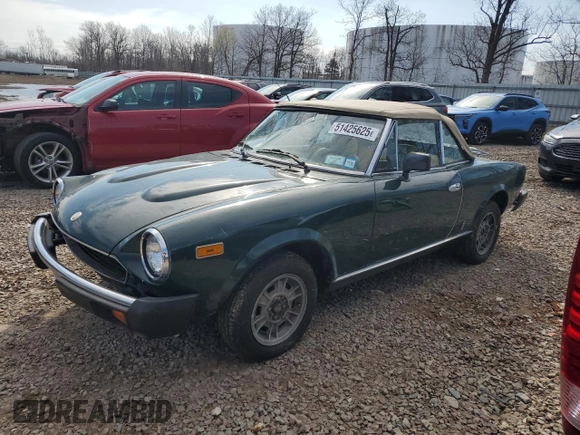 1982 FIAT 124 Spider z VIN ZFAAS00B0C5003902, wystawiony jako Copart lot #51425625 z przebiegiem 77 842 mil mil oraz Szkoda całkowita • Salvage title. Historia ofert i sprzedaży dostępna na DreamBid. Obrazek 1.