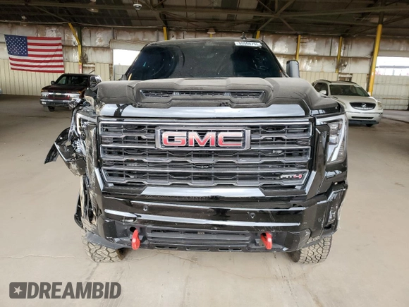 2025 GMC Sierra 2500HD AT4 z VIN 1GT4UPEY9SF116939, wystawiony jako Copart lot #55508755 z przebiegiem 13 602 mil mil oraz Szkoda całkowita • Salvage title. Historia ofert i sprzedaży dostępna na DreamBid. Obrazek 5.