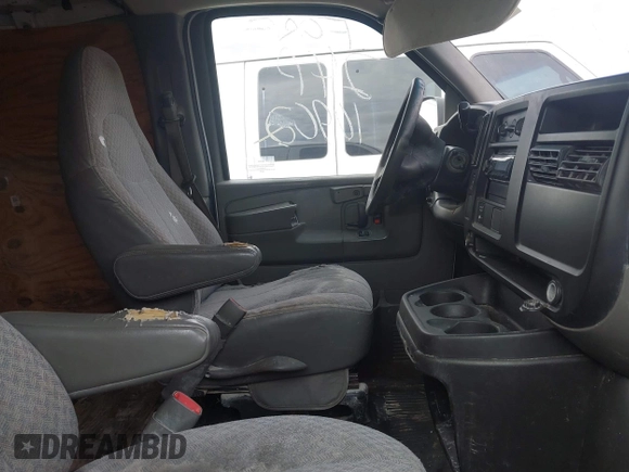 2007 Chevrolet Express Cargo Van with VIN 1GCGG25V571234701, listed as a IAAI auction lot 41684130 with 999,999 mi miles. Bid and sale history available at carsss.com. Image 5.