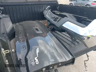 2017 Toyota Tacoma SR5 z VIN 5TFAZ5CN1HX039505, wystawiony jako IAAI lot #42175538 z przebiegiem 130 449 mil mil oraz . Historia ofert i sprzedaży dostępna na DreamBid. Obrazek 12.