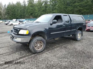 1998 Ford F-150 z VIN 2FTRX18L9WCB06522, wystawiony jako Copart lot #49181865 z przebiegiem 188 917 mil mil oraz Czysty tytuł • Clean title. Historia ofert i sprzedaży dostępna na DreamBid. Obrazek 1.
