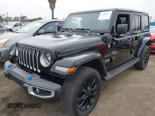 2023 Jeep Wrangler Sahara z VIN 1C4JJXP6XPW556327, wystawiony jako IAAI lot #41784532 z przebiegiem 39 918 mil mil oraz . Historia ofert i sprzedaży dostępna na DreamBid. Obrazek 2.