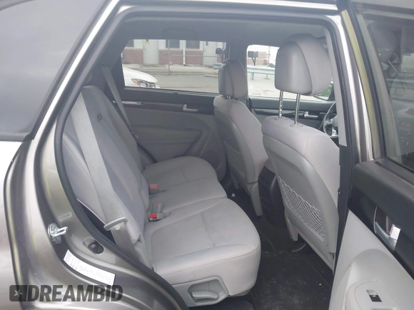 2015 Kia Sorento LX with VIN 5XYKTCA69FG572045, listed as a IAAI auction lot 41960132 with 152,400 mi miles. Bid and sale history available at carsss.com. Image 8.
