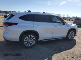2024 Toyota Highlander LE z VIN 5TDKDRBH5RS569375, wystawiony jako Copart lot #48847105 z przebiegiem 7 103 mil mil oraz Szkoda całkowita • Salvage title. Historia ofert i sprzedaży dostępna na DreamBid. Obrazek 3.