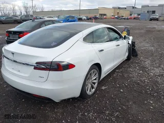 2017 Tesla Model S 100D with VIN 5YJSA1E26HF192530, listed as a IAAI auction lot 40478888 with 34,840 mi miles. Bid and sale history available at carsss.com. Image 4.