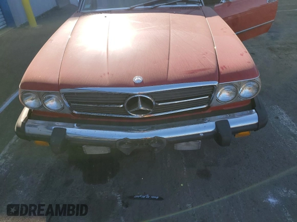 1986 Mercedes-Benz 560 SL z VIN WDBBA48D1GA041535, wystawiony jako Copart lot #89405565 z przebiegiem 152 298 mil mil oraz Tytuł czysty. Historia ofert i sprzedaży dostępna na DreamBid. Obrazek 11.