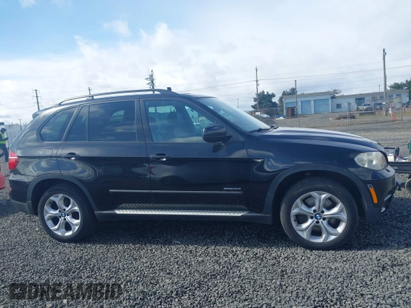 2013 BMW X5 xDrive50i z VIN 5UXZV8C51DL426944, wystawiony jako IAAI lot #41911303 z przebiegiem 106 266 mil mil oraz . Historia ofert i sprzedaży dostępna na DreamBid. Obrazek 13.