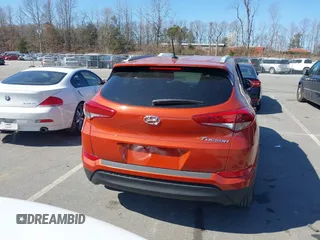 2017 Hyundai Tucson SE z VIN KM8J33A48HU396127, wystawiony jako IAAI lot #41785992 z przebiegiem 86 667 mil mil oraz . Historia ofert i sprzedaży dostępna na DreamBid. Obrazek 16.