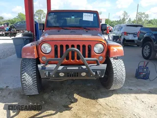 2014 Jeep Wrangler Unlimited Sahara z VIN 1C4BJWEG1EL209431, wystawiony jako IAAI lot #42325022 z przebiegiem 64 529 mil mil oraz . Historia ofert i sprzedaży dostępna na DreamBid. Obrazek 6.