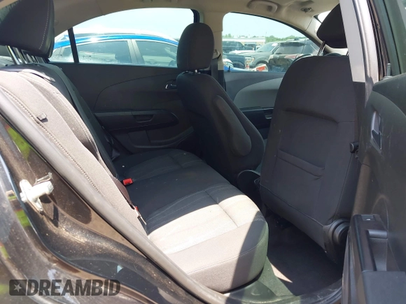 2018 Chevrolet Sonic LT z VIN 1G1JD5SH7J4119014, wystawiony jako IAAI lot #42320707 z przebiegiem 88 296 mil mil oraz . Historia ofert i sprzedaży dostępna na DreamBid. Obrazek 8.