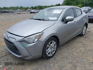 2016 Scion iA z VIN 3MYDLBZV5GY144289, wystawiony jako IAAI lot #42247688 z przebiegiem 107 958 mil mil oraz . Historia ofert i sprzedaży dostępna na DreamBid. Obrazek 2.