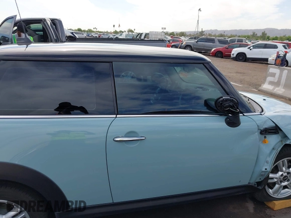 2012 MINI Hardtop z VIN WMWSU3C5XCT543913, wystawiony jako IAAI lot #42344874 z przebiegiem 108 245 mil mil oraz . Historia ofert i sprzedaży dostępna na DreamBid. Obrazek 14.
