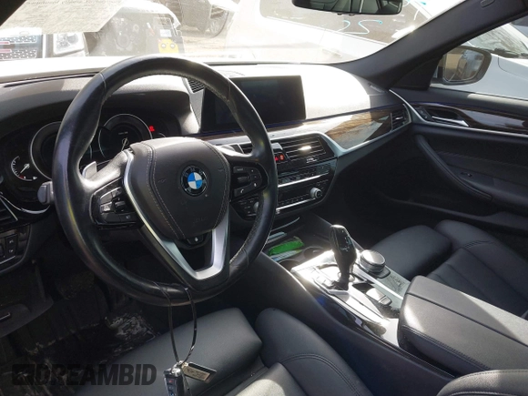 2019 BMW 5 Series 530i xDrive z VIN WBAJA7C52KWW48938, wystawiony jako IAAI lot #41588191 z przebiegiem 50 052 mil mil oraz . Historia ofert i sprzedaży dostępna na DreamBid. Obrazek 5.