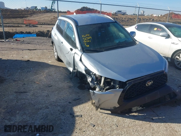 2023 Toyota Corolla Cross LE z VIN 7MUCAAAG5PV051857, wystawiony jako IAAI lot #41662222 z przebiegiem 43 394 mil mil oraz . Historia ofert i sprzedaży dostępna na DreamBid. Obrazek 1.