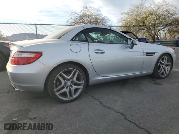 2016 Mercedes-Benz SLK 300 z VIN WDDPK3JA6GF121811, wystawiony jako Copart lot #87761705 z przebiegiem 27 272 mil mil oraz Szkoda całkowita • Salvage title. Historia ofert i sprzedaży dostępna na DreamBid. Obrazek 3.