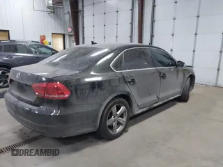 2013 Volkswagen Passat SE z VIN 1VWBH7A38DC085268, wystawiony jako IAAI lot #41811430 z przebiegiem 155 813 mil mil oraz . Historia ofert i sprzedaży dostępna na DreamBid. Obrazek 4.