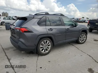 2021 Toyota RAV4 XLE Premium z VIN 2T3C1RFV2MC169635, wystawiony jako Copart lot #60987995 z przebiegiem Nie podano mil oraz Szkoda całkowita • Salvage title. Historia ofert i sprzedaży dostępna na DreamBid. Obrazek 3.