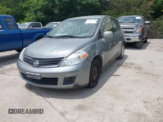2010 Nissan Versa S z VIN 3N1BC1CP0AL399143, wystawiony jako IAAI lot #42268705 z przebiegiem 222 459 mil mil oraz . Historia ofert i sprzedaży dostępna na DreamBid. Obrazek 2.