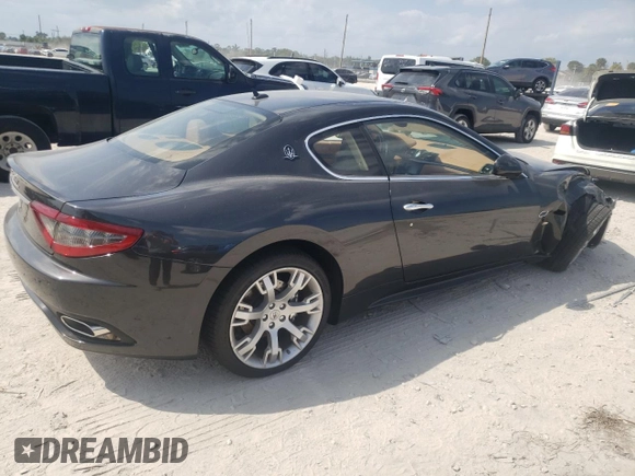 2014 Maserati GranTurismo Sport z VIN ZAM45VLA5E0086834, wystawiony jako Copart lot #46795014 z przebiegiem Nie podano mil oraz Szkoda całkowita • Salvage title. Historia ofert i sprzedaży dostępna na DreamBid. Obrazek 3.