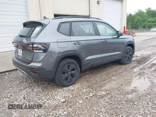 2025 Volkswagen Taos z VIN 3VV5C7B24SM004848, wystawiony jako IAAI lot #42118721 z przebiegiem 6378 mil mil oraz . Historia ofert i sprzedaży dostępna na DreamBid. Obrazek 4.