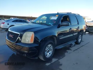 2008 GMC Yukon SLT w/4SB with VIN 1GKFC13J18R260916, listed as a IAAI auction lot 41261518 with 221,104 mi miles. Bid and sale history available at carsss.com. Image 2.