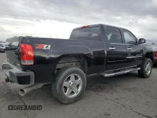 2011 GMC Sierra 2500HD Denali z VIN 1GT125C81BF106180, wystawiony jako Copart lot #55342435 z przebiegiem 174 738 mil mil oraz Szkoda całkowita • Salvage title. Historia ofert i sprzedaży dostępna na DreamBid. Obrazek 3.