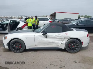 2018 FIAT 124 Spider Classica z VIN JC1NFAEK7J0138623, wystawiony jako IAAI lot #41919114 z przebiegiem 26 327 mil mil oraz . Historia ofert i sprzedaży dostępna na DreamBid. Obrazek 14.