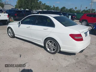 2013 Mercedes-Benz C 250 Sport z VIN WDDGF4HB4DR268857, wystawiony jako IAAI lot #42482862 z przebiegiem 186 711 mil mil oraz . Historia ofert i sprzedaży dostępna na DreamBid. Obrazek 3.