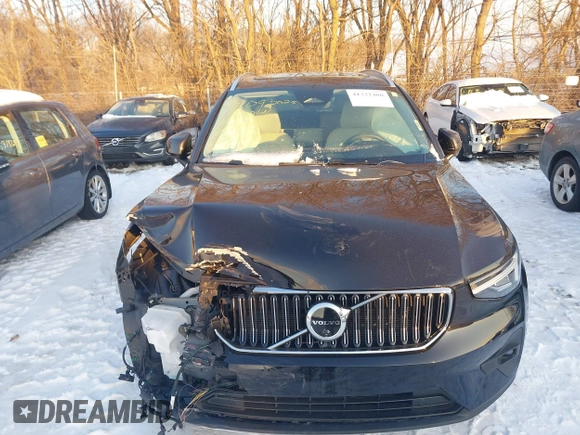 2024 Volvo XC40 Plus Bright Theme with VIN YV4L12UE3R2252433, listed as a IAAI auction lot 41322400 with 23 mi miles. Bid and sale history available at carsss.com. Image 17.