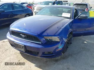 2014 Ford Mustang V6 z VIN 1ZVBP8AM2E5262050, wystawiony jako IAAI lot #42600638 z przebiegiem 208 708 mil mil oraz . Historia ofert i sprzedaży dostępna na DreamBid. Obrazek 6.