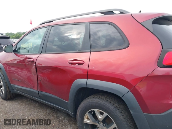 2015 Jeep Cherokee Trailhawk with VIN 1C4PJMBS6FW575517, listed as a IAAI auction lot 42661199 with 299,166 mi miles and . Bid and sale history available at DreamBid. Image 14.