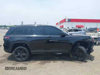 2023 Jeep Grand Cherokee Laredo z VIN 1C4RJGAG7PC648078, wystawiony jako IAAI lot #42474047 z przebiegiem 25 663 mil mil oraz . Historia ofert i sprzedaży dostępna na DreamBid. Obrazek 14.