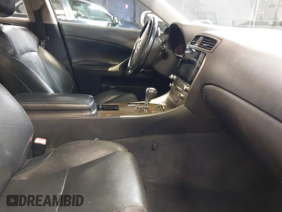 2009 Lexus IS 250 z VIN JTHCK262395033360, wystawiony jako IAAI lot #42064172 z przebiegiem 133 542 mil mil oraz . Historia ofert i sprzedaży dostępna na DreamBid. Obrazek 5.