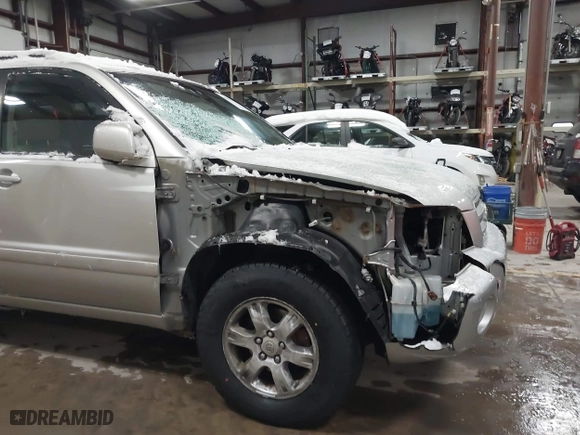 2003 Toyota Highlander with VIN JTEHF21A130133824, listed as a IAAI auction lot 40991566 with 161,244 mi miles. Bid and sale history available at carsss.com. Image 12.