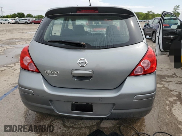 2009 Nissan Versa S z VIN 3N1BC13E59L355648, wystawiony jako Copart lot #57396955 z przebiegiem 67 768 mil mil oraz Szkoda całkowita • Salvage title. Historia ofert i sprzedaży dostępna na DreamBid. Obrazek 6.