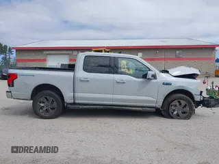 2024 Ford F-150 Lightning Lariat z VIN 1FT6W5L73RWG16719, wystawiony jako IAAI lot #41889644 z przebiegiem 5031 mil mil oraz . Historia ofert i sprzedaży dostępna na DreamBid. Obrazek 13.