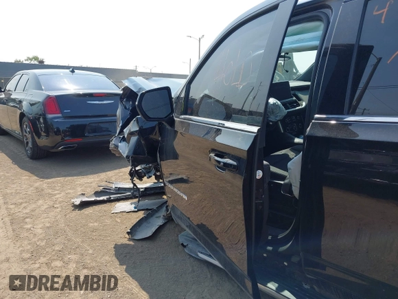 2021 Chevrolet Suburban LS z VIN 1GNSKBKD5MR303640, wystawiony jako IAAI lot #42359585 z przebiegiem Nie podano mil oraz . Historia ofert i sprzedaży dostępna na DreamBid. Obrazek 18.