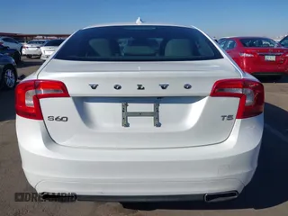 2015 Volvo S60 T5 Drive-E Premier z VIN YV140MFB4F2301427, wystawiony jako IAAI lot #41677045 z przebiegiem 103 262 mil mil oraz . Historia ofert i sprzedaży dostępna na DreamBid. Obrazek 17.