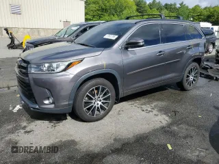 2018 Toyota Highlander SE z VIN 5TDJZRFH9JS902964, wystawiony jako Copart lot #57630795 z przebiegiem 96 394 mil mil oraz Szkoda całkowita • Salvage title. Historia ofert i sprzedaży dostępna na DreamBid. Obrazek 1.