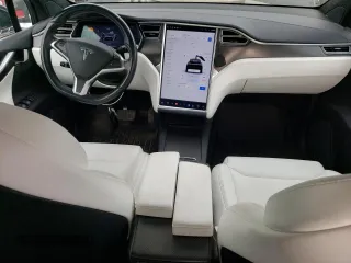 2017 Tesla Model X 90D z VIN 5YJXCBE2XHF060912, wystawiony jako Copart lot #85946834 z przebiegiem 135 277 mil mil oraz Szkoda całkowita • Salvage title. Historia ofert i sprzedaży dostępna na DreamBid. Obrazek 8.
