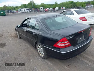 2005 Mercedes-Benz C 320 z VIN WDBRF84J65F655385, wystawiony jako IAAI lot #42215928 z przebiegiem 212 832 mil mil oraz . Historia ofert i sprzedaży dostępna na DreamBid. Obrazek 3.