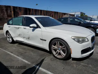 2015 BMW 7 Series 750i z VIN WBAYA8C53FG197751, wystawiony jako Copart lot #56249135 z przebiegiem 98 514 mil mil oraz Szkoda całkowita • Salvage title. Historia ofert i sprzedaży dostępna na DreamBid. Obrazek 4.