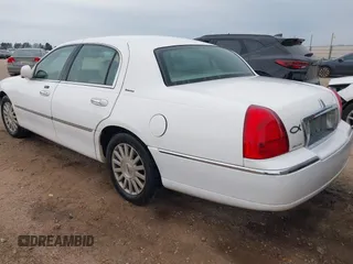 2003 Lincoln Town Car Executive z VIN 1LNHM81W93Y629010, wystawiony jako IAAI lot #41701635 z przebiegiem 247 049 mil mil oraz . Historia ofert i sprzedaży dostępna na DreamBid. Obrazek 3.