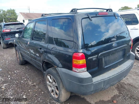 2005 Ford Escape XLT with VIN 1FMYU93185KE46923, listed as a IAAI auction lot 40062345 with 999,999 mi miles. Bid and sale history available at carsss.com. Image 3.