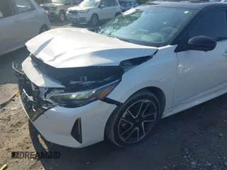 2024 Nissan Sentra SR z VIN 3N1AB8DV2RY352442, wystawiony jako IAAI lot #42473598 z przebiegiem 22 014 mil mil oraz . Historia ofert i sprzedaży dostępna na DreamBid. Obrazek 6.
